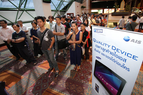 ลูกค้ามารอต่อคิวจอง Samsung Galaxy Tab 10.1 กับ AIS กันแต่เช้า