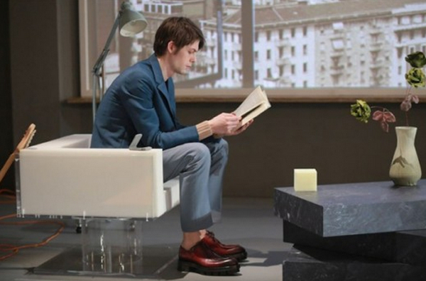 PRADA ขายเสื้อผ้าและเฟอร์นิเจอร์ผ่านแคทวอล์กเดียวกัน!