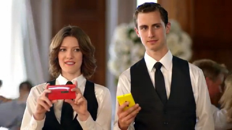 โฆษณา Windows Phone ฉวยช่องขายบนศึกน้ำลายสาวก Apple-Samsung