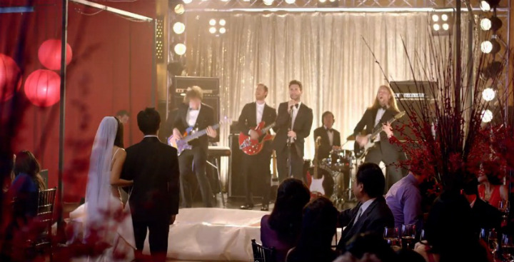 maroon-5-sugar-04