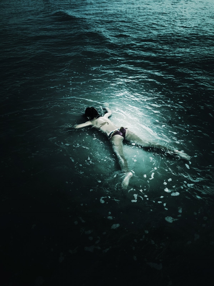 zonyportugals-monica-coteriano-captures-a-girl-swimming-in-the-ocean