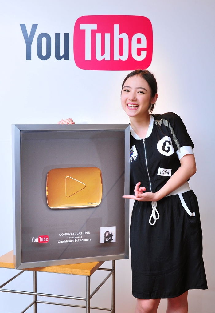 PloyChompoo One Million Subscribers-04-700