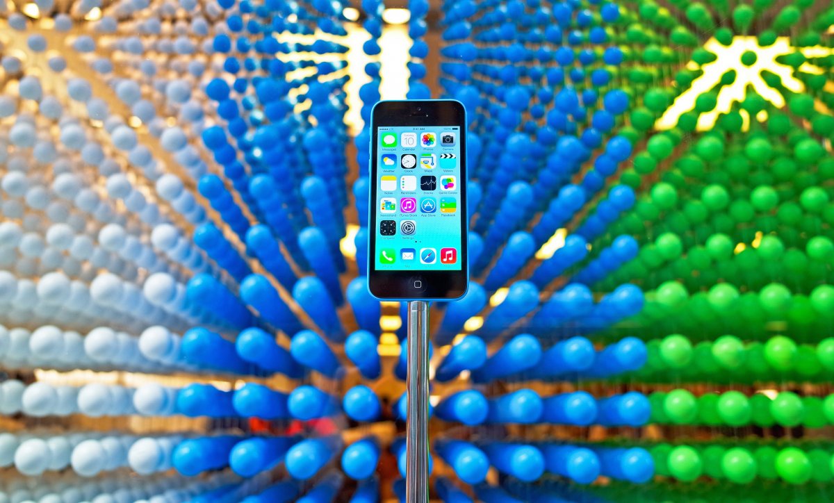 there-are-also-rumors-that-apple-will-announce-a-smaller-4-inch-iphone-6c-in-march-but-unlike-the-iphone-5c-which-had-a-plastic-casing-this-one-will-probably-be-metal
