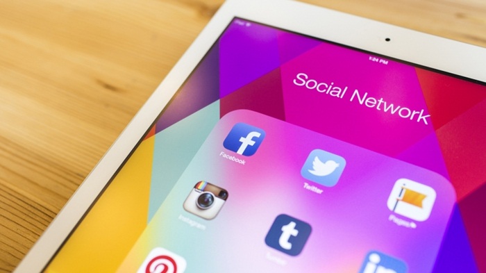 ipad-social-media-facebook-instagram