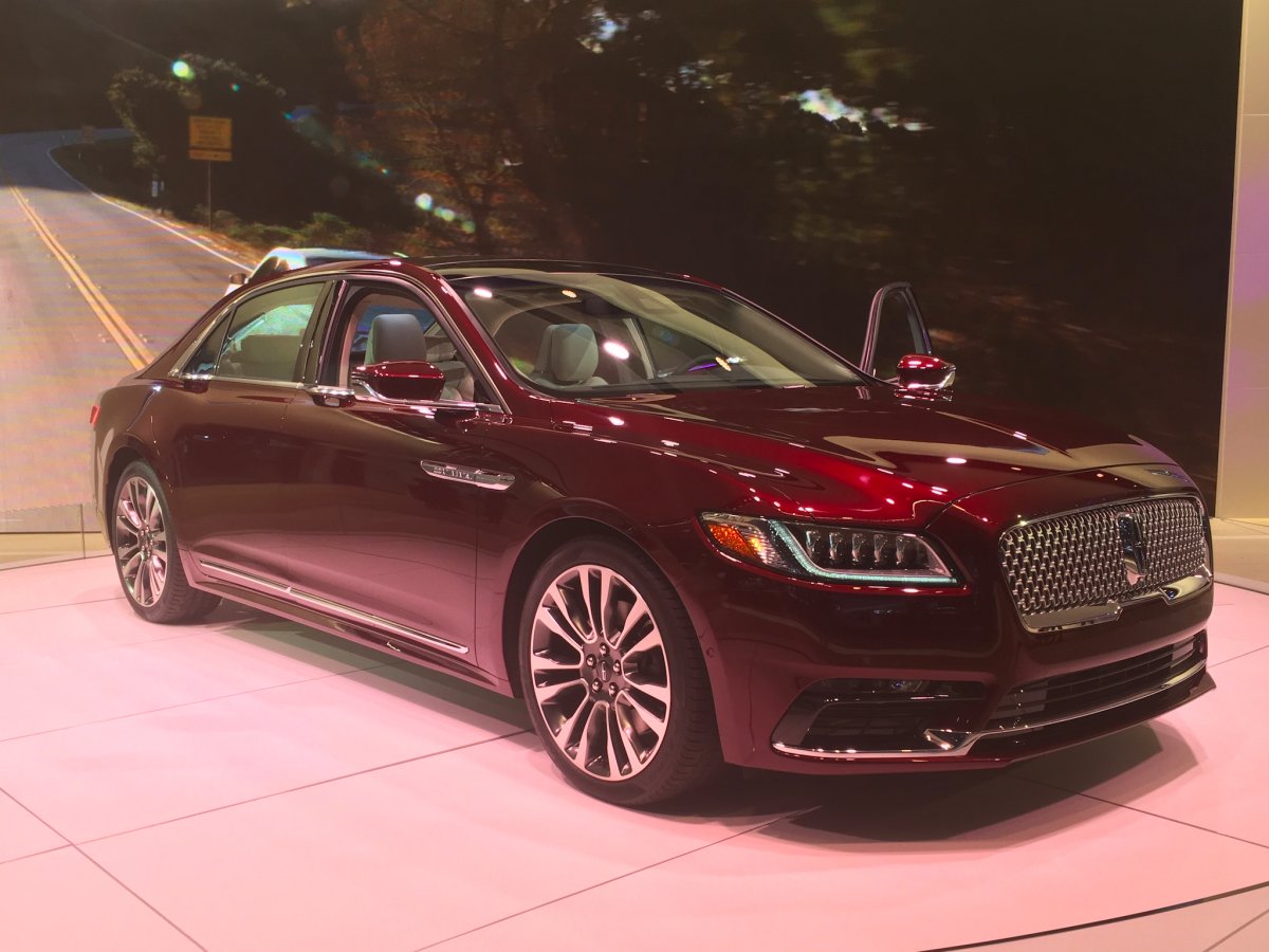 lincoln-also-featured-the-production-version-of-last-years-show-darling--the-continental-sedan