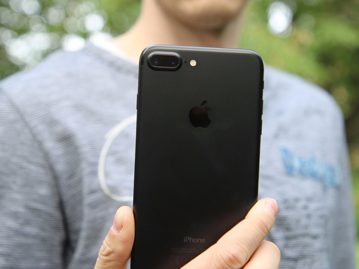 the-smaller-model-will-not-get-the-a-dual-lens-camera-like-the-iphone-7-plus