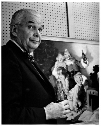 sundblom_withcocacolaandhissantapainting_1964