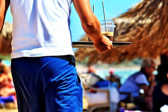 waiter-1489687_640 (1)