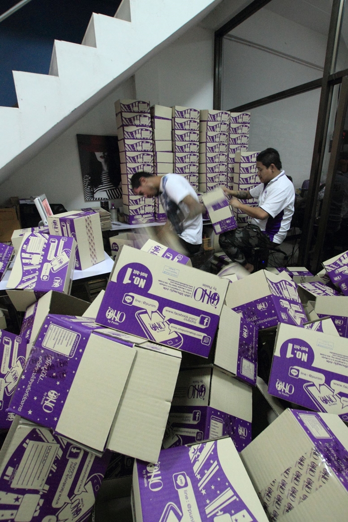 พนักงานกำลังจัดเตรียมกล่องพัสดุของโอ้โห