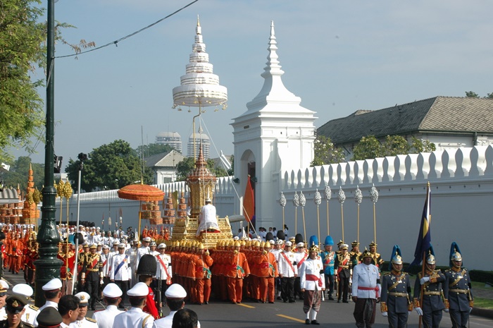เครื่องประกอบพระอิสริยยศที่ปรากฏในริ้วขบวน ภาพจาก : http://kingrama9.th/Honor/Detail/12