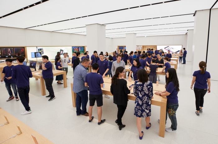 apple_taipei_101_customers