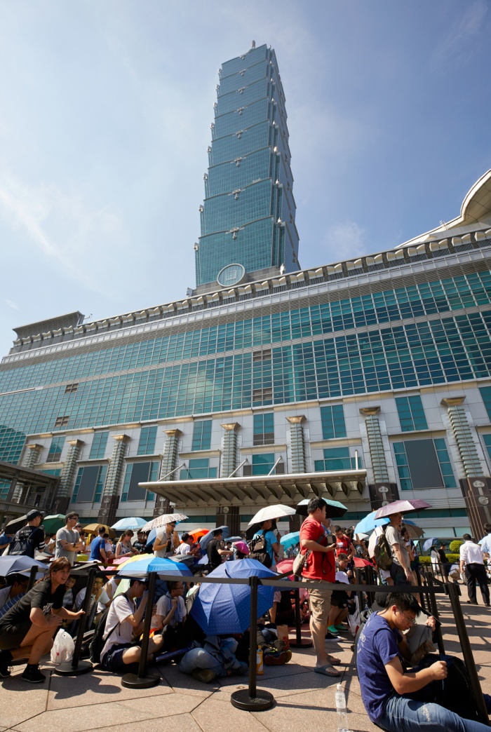 ผู้คนพากันรอเข้าร้าน Apple Taipei 101 ในวันเปิดครั้งแรก
