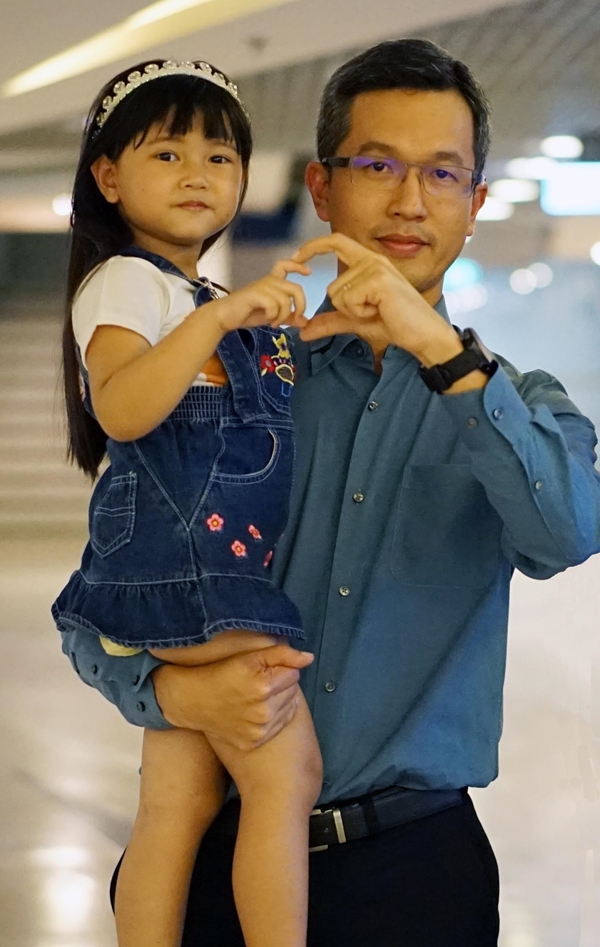 04 ธนะศักดิ์ พึ่งฮั้ว และน้องต้นชา ที่ได้รับการผ่าตัด