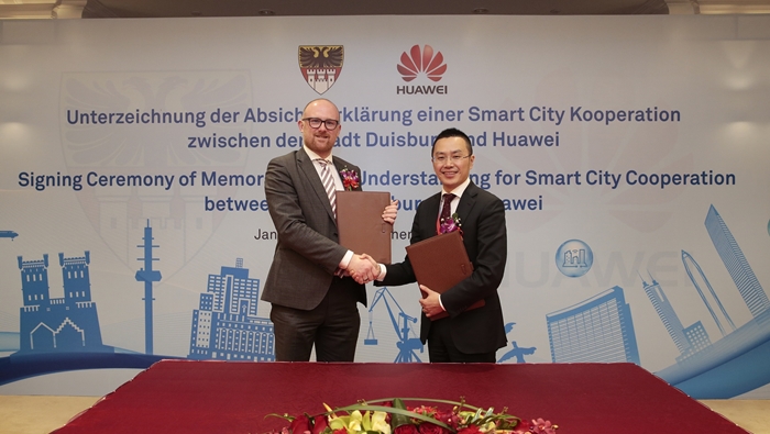 Duisburg Mayor S_ren Link(Left) and Wang Yonggang, CFO of Huawei‘s Enter...