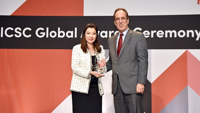 1 - Chadatip Chutrakul receives ICSC VIVA Awards for Siam Discovery