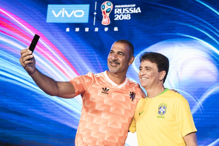 Former Balon d'or winner Ruud Gullit and FIFA World Cup Winner Bebeto taking a selfie with the Vivo X21