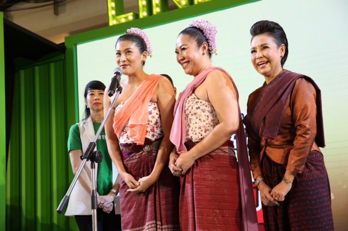 ทีมละครบุพเพสันนิวาสกล่าวขอบคุณบนเวที