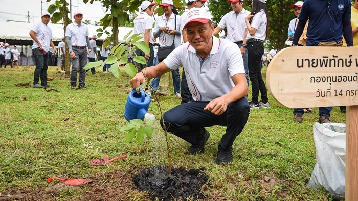 นายพิทักษ์ พฤทธิสาริกร กรรมการผู้จัดการกองทุนฮอนด้าเคียงข้างไทย ร่วมปลูกต้นไม้