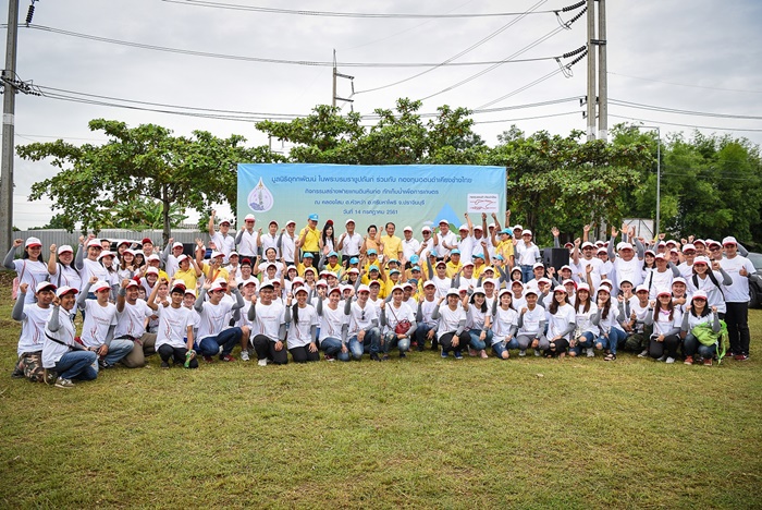 ภาพถ่ายหมู่ร่วมกัน ก่อนเริ่มกิจกรรมสร้างฝายและปลูกหญ้าแฝก