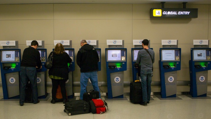 ภาพ : U.S. Customs and Border Protection https://www.cbp.gov/newsroom/photo-gallery/apc-and-global-entry-kiosks#