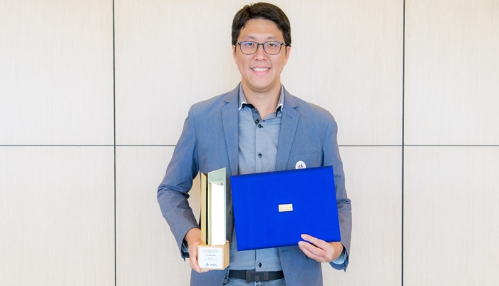 รูปคุณอภิศิลป์ พร้อมรางวัล