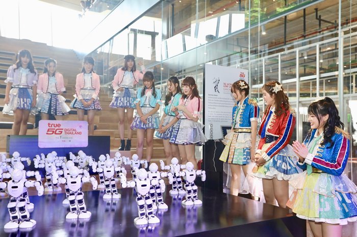 Dancing Robot with BNK48