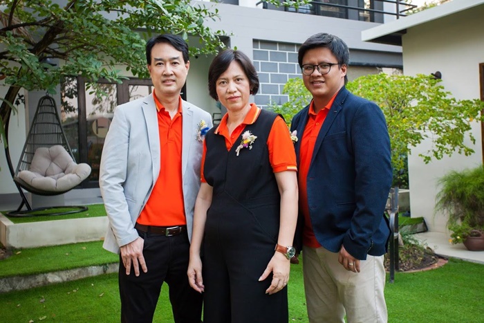 ปฐม และ มนฑกานติ์ อินทโรดม พร้อมด้วย วรวุฒิ สายบัว ผู้ร่วมก่อตั้ง