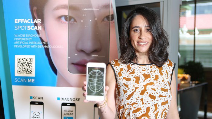 คุณอินเนส คาลไดรา กำลังโชว์เทคโนโลยี EFFACLAR SPOTSCAN