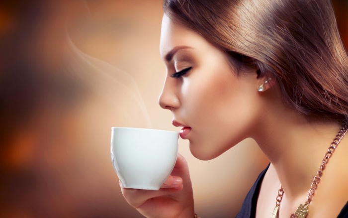 girl-drink-coffee