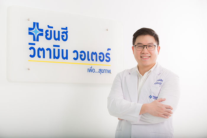 นพ.สรรพสิทธิ์ สัมฤทธิวณิชชา ประธานกรรมการบริหาร บริษัท ยันฮี วิตามิน วอเตอร์