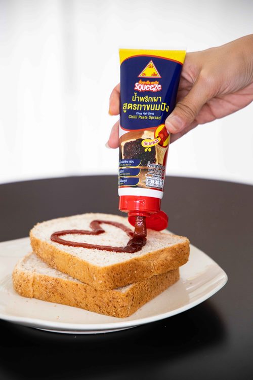 เปิดตำนานความอร่อย น้ำพริกเผา ฉั่วฮะเส็ง การเดินทางกว่า 7 ทศวรรษ จากกระป๋องเหล็ก สู่น้ำพริกเผาสูตรทาขนมปังหลอดบีบ ฉีกกฎความอร่อยในทุกรูปแบบ ด้วยการทาขนมปังแบบ NEW NORMAL