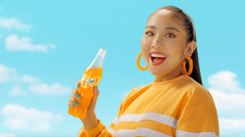 มิรินด้าเปิดตัว มิลลิ พรีเซนเตอร์คนล่าสุด ส่งตรงแคมเปญใหญ่จับกลุ่ม Gen Z พร้อมเสริมทัพบุกตลาดน้ำสีด้วย มิรินด้ากลิ่นรูทเบียร์