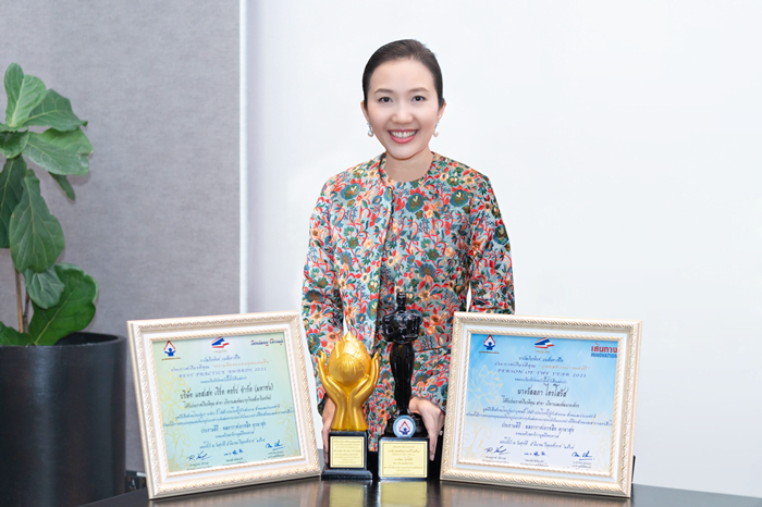 นางวัลลภา ไตรโสรัส ประธานเจ้าหน้าที่บริหารและกรรมการผู้จัดการใหญ่ บริษัท แอสเสท เวิร์ด คอร์ป ได้รับการประกาศเกียรติคุณรางวัล “บุคคลตัวอย่างแห่งปี” และ แอสเสท เวิรด์ คอร์ป เข้ารับรางวัล “ความดีตอบแทนคุณแผ่นดิน” สาขา บริหารและพัฒนาธุรกิจอสังหาริมทรัพย์ โครงการ “ความดีตอบแทนคุณแผ่นดิน” โดย มูลนิธิเพื่อสังคมไทย